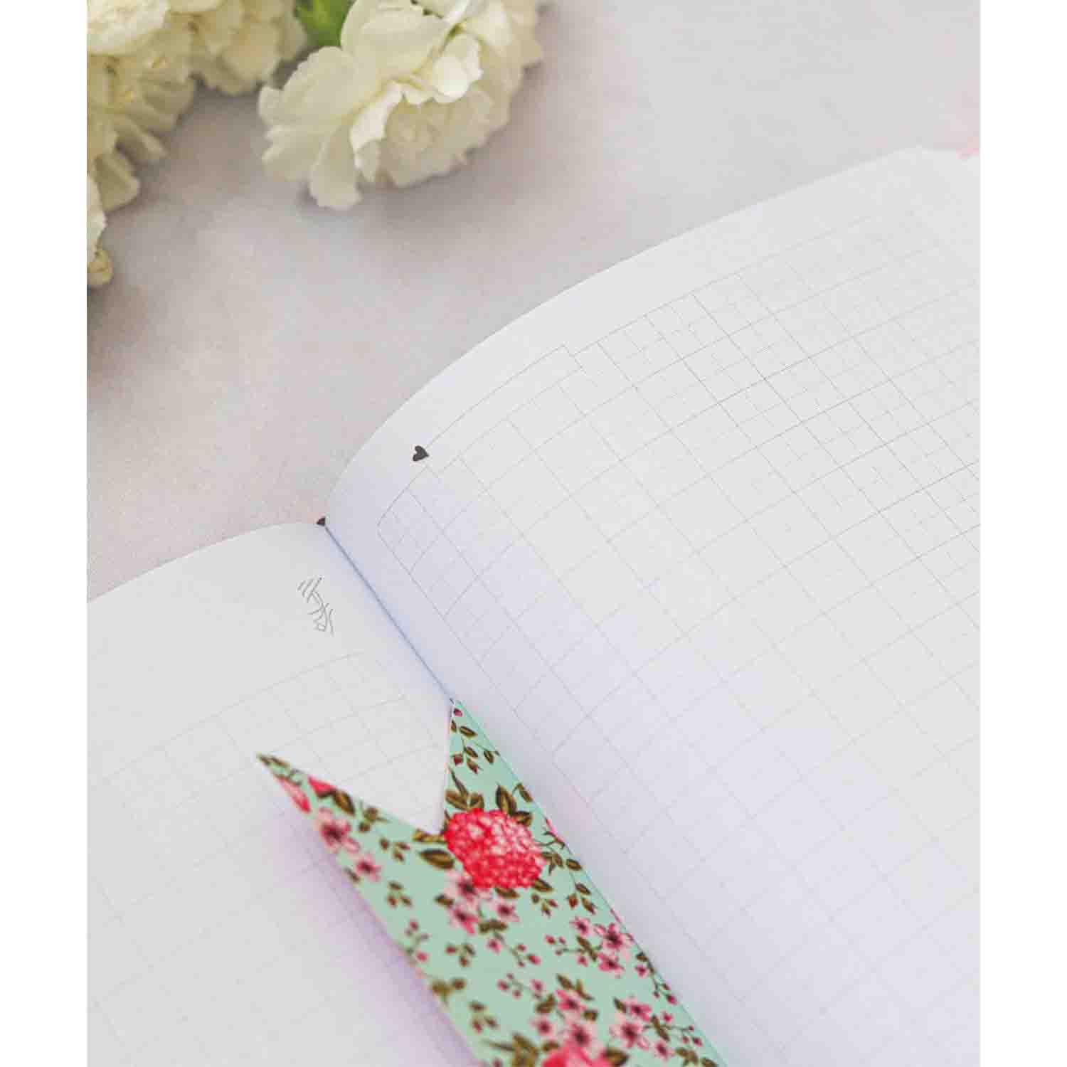 دفتر100برگ شطرنجی A5 ته دوخت جلد سخت طلاکوب/نقره برگ سری کیوت پالت  کد70501